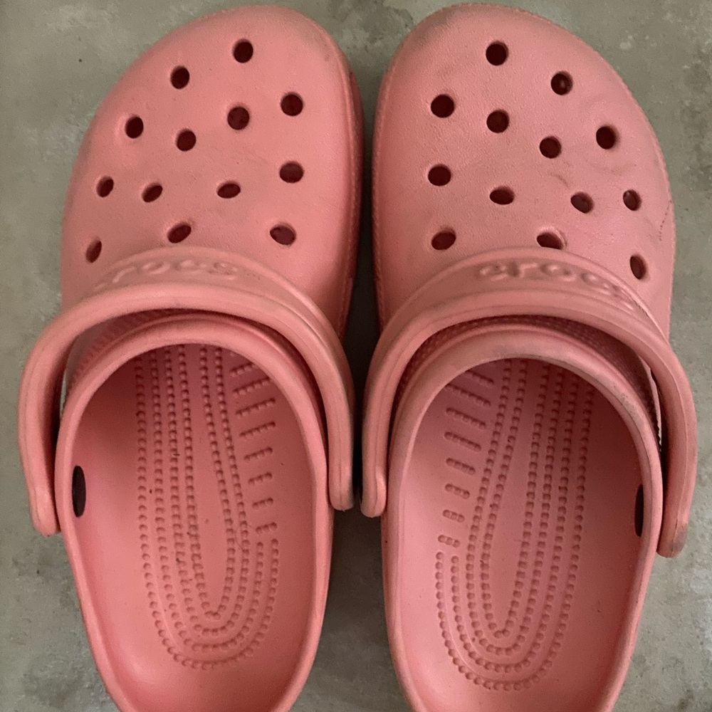 Crocs size 6 W or 4 M coral